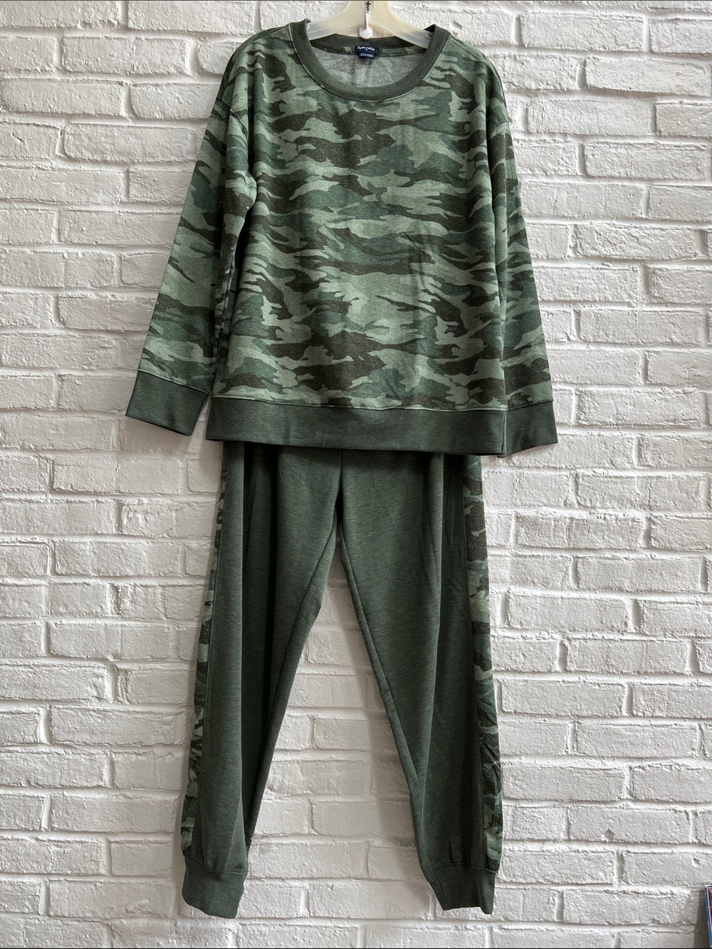 SPLENDID Olive Green Camo Sweatshirt and Jogger Sweatpants Long sleeve Crew neck - Picture 4 of 15